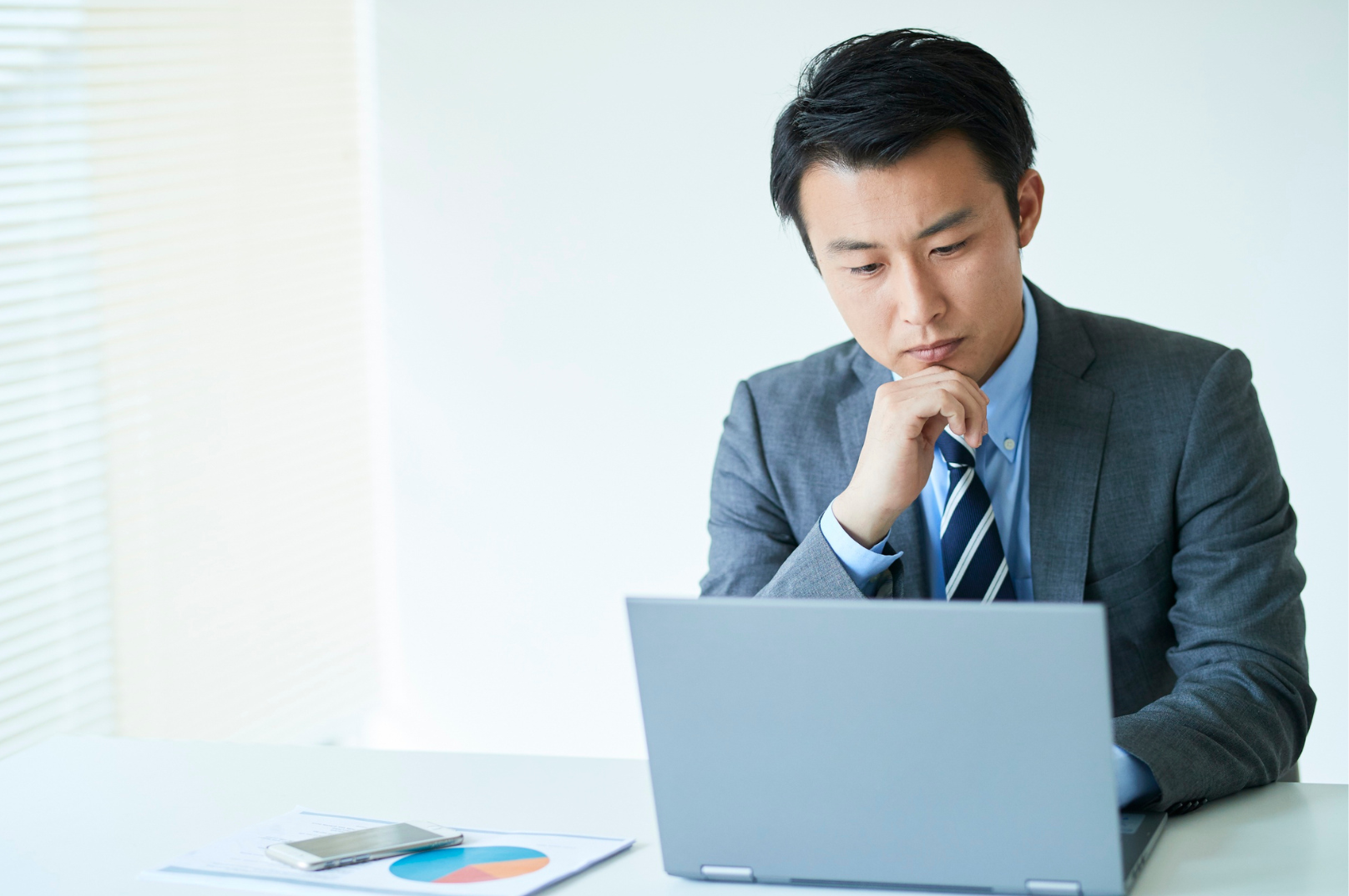 ラップトップの前で思案する人事担当者